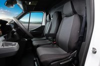 Pokrowce do Nissan Interstar od 2024 - 3 miejsca DZIELONE OPARCIE Z KŁADZIONYM STOLIKIEM I DZIELONE SIEDZENIE | Seria LUX