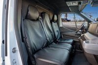 Pokrowce do Nissan Interstar od 2021 do 2024 DZIELONE OPARCIE Z KŁADZIONYM STOLIKIEM I DZIELONE SIEDZENIE - 3 miejsca | Seria MAISTER