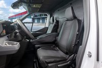 Pokrowce do Nissan Interstar od 2021 do 2024 DZIELONE OPARCIE Z KŁADZIONYM STOLIKIEM I DZIELONE SIEDZENIE - 3 miejsca | Seria VIVA
